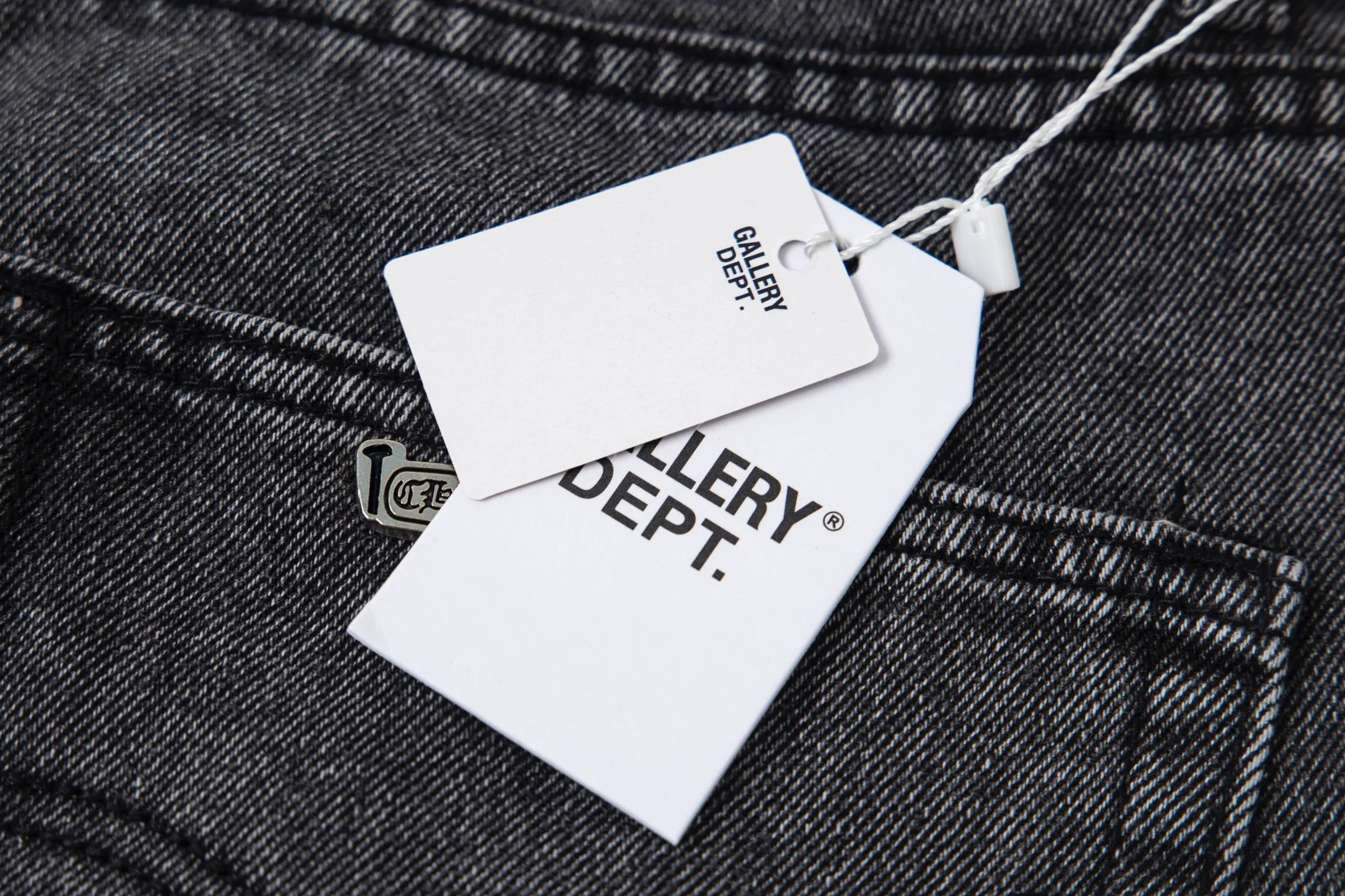 💰280 GALLERY DEPT & Chrome hearts Chrome Hearts co-branded big red logo with blue, yellow, black and white multi-color splicing washed jeans. Really restores the ultimate vintage texture. Three-dimensional version. Loose and comfortable, not picky about the figure. Makes taller and slimmer. Factory Seiko. Original quality control. Same style for men and women. Can be matched with couples. Versatile recommendation. Must-have jeans for all seasons. Fashionistas have been disappointed. From the quality selection of fabrics, the tailoring of details, and the matching of patterns, they are all impeccable! The upper body is so handsome when worn...it can be easily worn by men, women and children! The craftsmanship is made of heavy-duty washed pure cotton denim fabric. After washing, it is soft and thick. It is very stylish when worn on the body. Style number: 1757# Color: black Size: 28 30 32 34 36